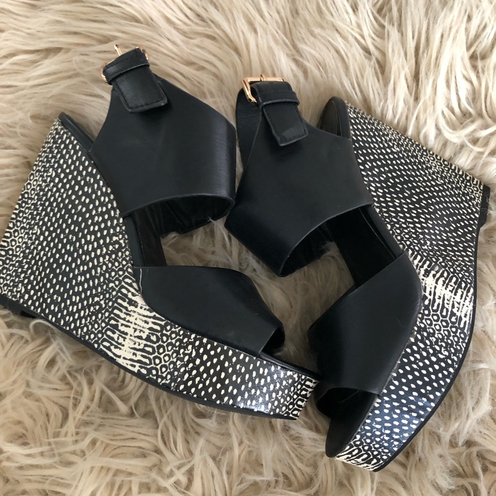Mossimo black and white wedges. Like new.